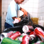 Jovem separa o lixo no Terraço Shopping, em Brasília