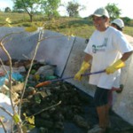 Voluntários retiram lixo da orla do Lago Paranoá