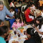 Ange Guimerá observa refeição dos alunos