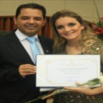 Vereador Elvis Côrtes entrega diploma para Fabiana Xavier