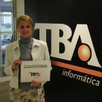 Cristina Boner, presidente da TBA, distribui o Kit Cidadão no DF