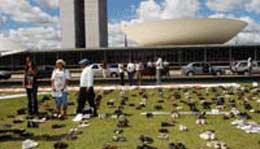 Pares de sapato ilustram os números da violência