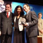 Presidente da CAIXA e o Ministro do Desenvolvimento Social e Combate à Fome entregam prêmio.