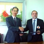 O cônsul-geral do Japão, Masahiro Fukukawa e o presidente da Ramacrisna, Américo Amarante Neto assinam a parceria entre governo japonês e a instituição social de Betim