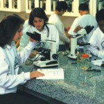 Alunos no laboratório de química