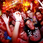 Frequentadores do Bar Surya se divertem, enquanto seus passos de dança geram energia elétrica