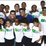 Jorginho e Bebeto com crianças e adolescentes atendidos pelo Instituto Bola Pra Frente