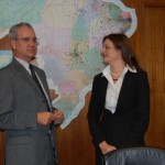 A superintendente executiva Regina Célia Esteves de Siqueira, e o gerente de erradicação do analfabetismo do Governo do Distrito Federal (GDF), Sinval Lucas