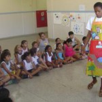 Contadora de histórias do Projeto Colorir