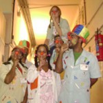 Palhaços voluntários provomem Natal solidário no Rio