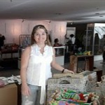 A designer mostra produtos criados pelos artesãos de Luziânia