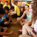 Estudantes americanos trocam experiências com crianças de baixa renda de Aparecida de Goiânia