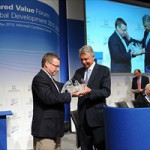 Presidente do Conselho da Nestlé, Peter Brabeck-Letmathe, entrega o prêmio para o diretor do IDE, Michael Roberts
