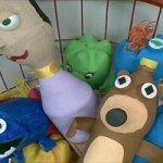 Brinquedos produzidos a partir de materiais reutilizáveis durante o festival