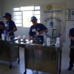 Monitores fazem demonstração da produção de extrato de camomila