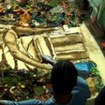 Lixo Extraordinário mostra obras de arte de Vik Muniz, feitas com material reciclável
