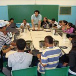 Jovens participam de oficina de fotografia artesanal