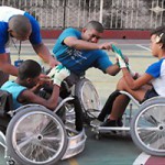 Estudantes da Escola Municipal Paulo Freire preparam-se para jogar rugby com as cadeiras de rodas adaptadas