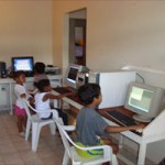 Jovens de baixa renda têm cursos de informática e aulas sobre educação ambiental