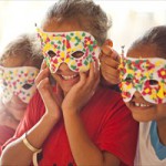 Crianças participam da oficina de artesanato