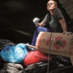 Catador usa o lixo para transformar sua vida e das pessoas